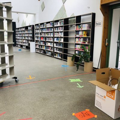 Regale werden wieder zusammengebaut und die Bücher eingeräumt